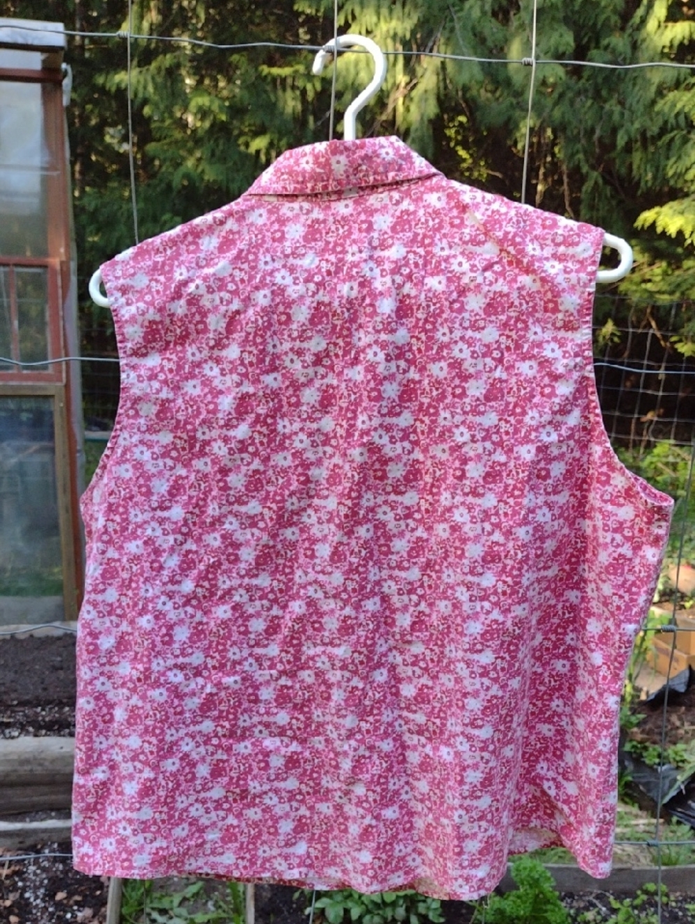 Vintage Sleeveless Pink Floral Button-Up Shirt - Picture 2 of 3